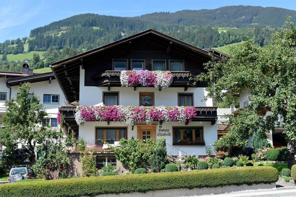 Una casa con flores al costado. en Haus Elisabeth Sporer, en Schwendau