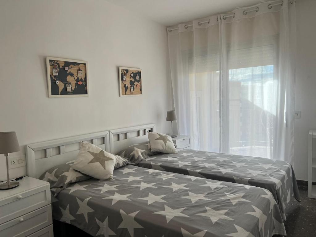 1 Schlafzimmer mit 2 Betten und einem Fenster in der Unterkunft Costa Daurada Apartaments - MURILLO III in Salou