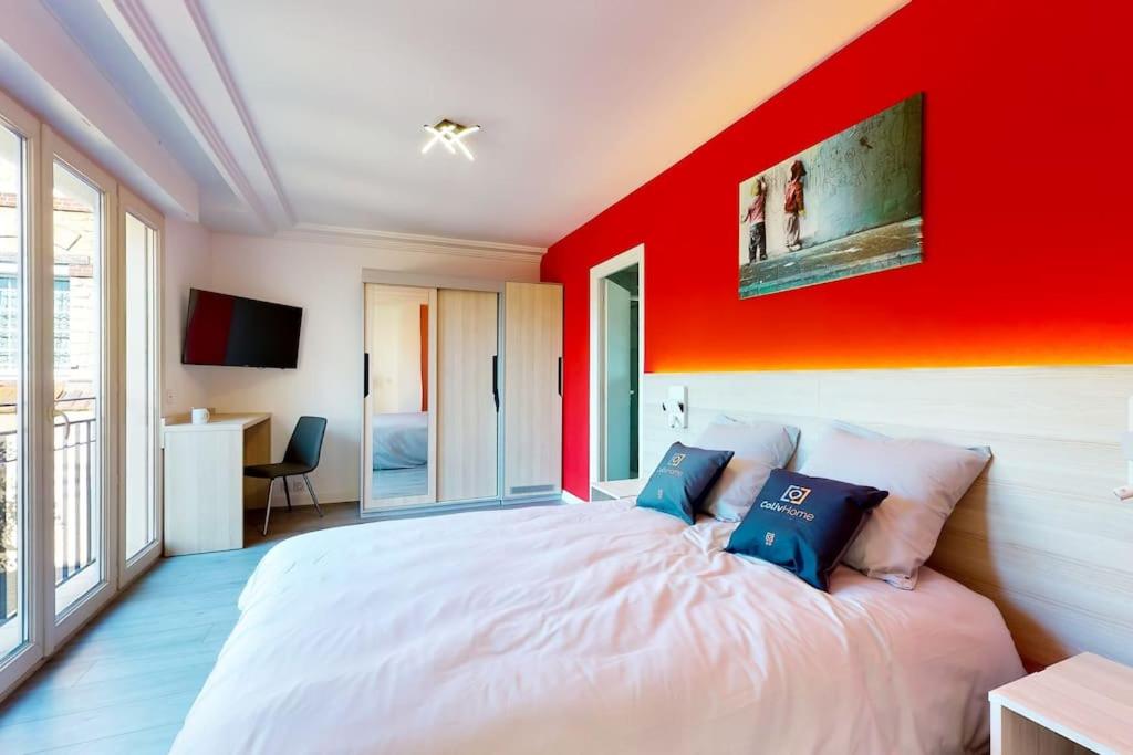 克雷泰伊的住宿－02.Studio#Creteil#Loft#Cinéma#Exclusif，一间卧室设有一张红色墙壁的大床
