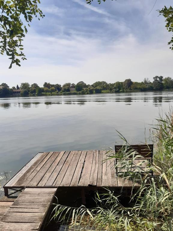 Výhled na řeku, která protéká v blízkosti prázdninového domu