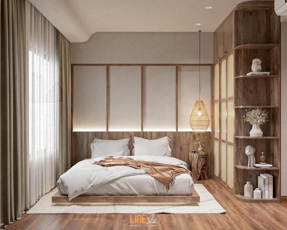 um quarto com uma cama grande e uma janela grande em Hanie Apartment - FLC Sea Tower Quy Nhon em Quy Nhon