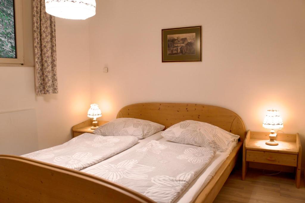 un letto in una camera da letto con due lampade su due tavoli di Ferienhaus am Fluss a Pinsdorf