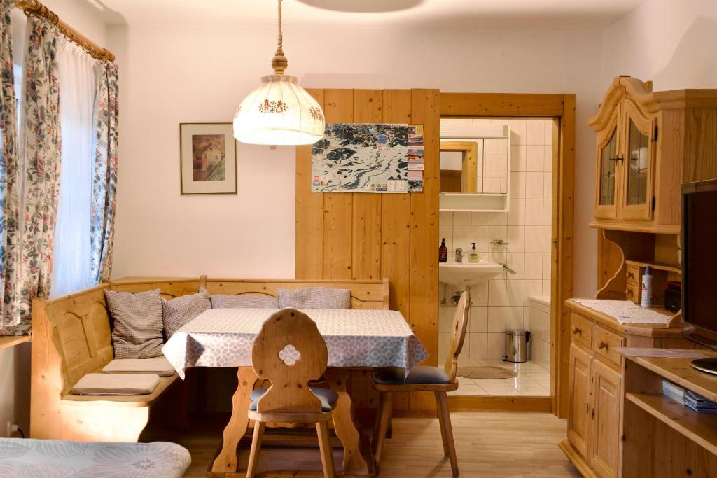 una cucina e un soggiorno con tavolo e divano di Ferienhaus am Fluss a Pinsdorf