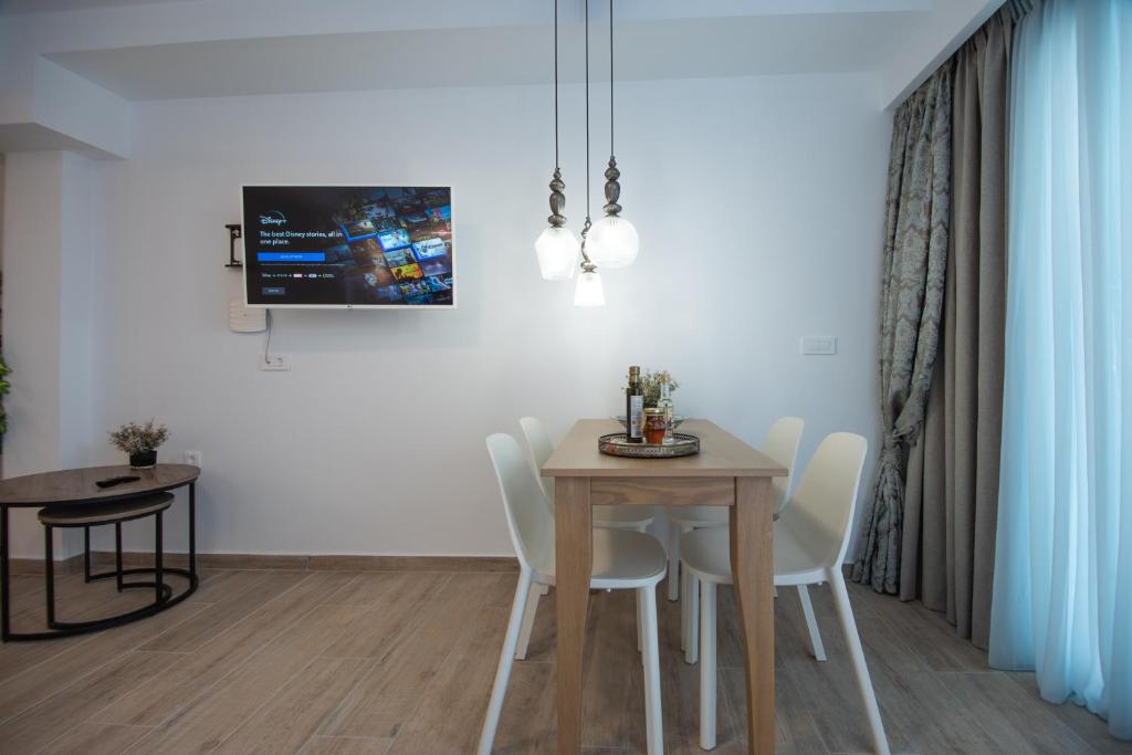 Televízia a/alebo spoločenská miestnosť v ubytovaní Ammos Lux Apartments Crete