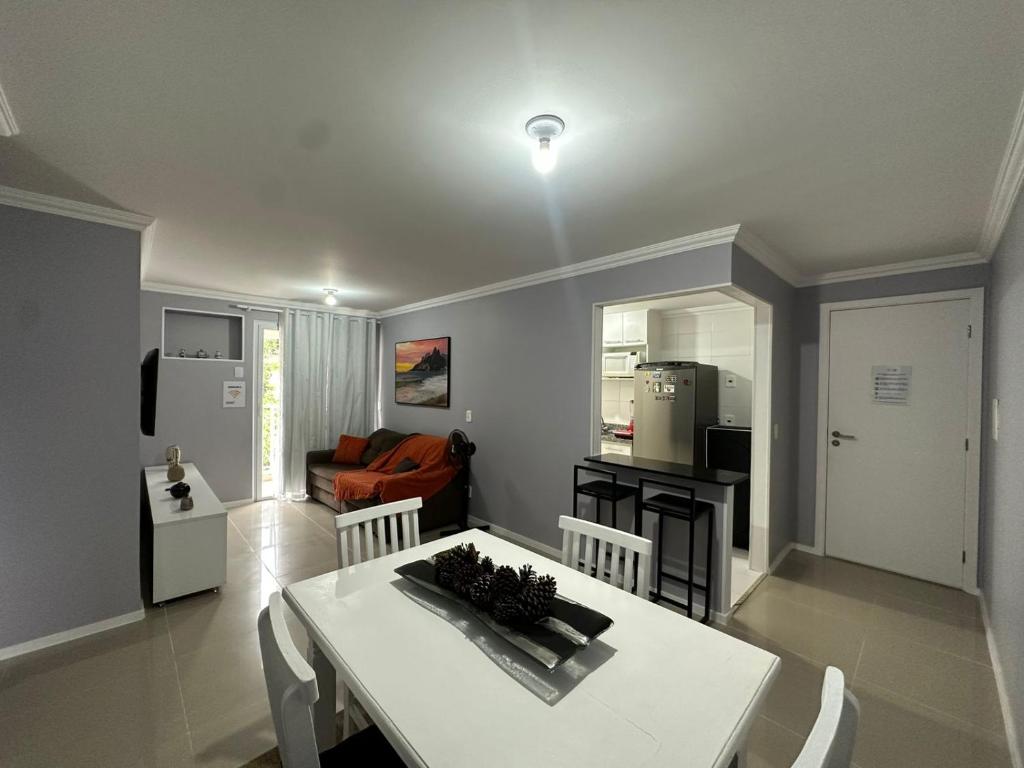een keuken en een woonkamer met een witte tafel en stoelen bij Suites W-Riocentro in Rio de Janeiro