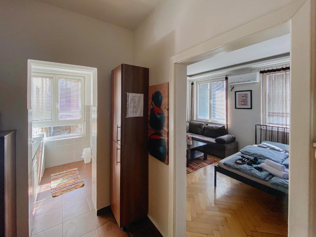 een kamer met een slaapkamer en een bed en een kamer met een raam bij Apartment Ada - at the heart of downtown Sarajevo in Sarajevo