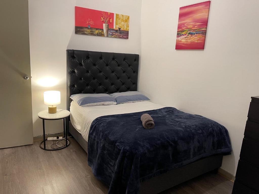 - une chambre avec un lit doté d'une tête de lit noire dans l'établissement Summer Inn City Accommodation, à Melbourne