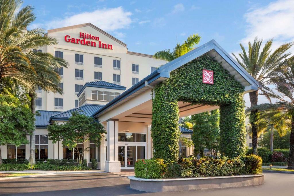 a rendering of the entrance to the garden inn at Hilton Garden Inn Miami Airport West in Miami