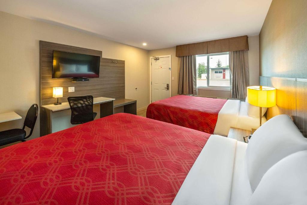 Postel nebo postele na pokoji v ubytování Econo Lodge Inn & Suites