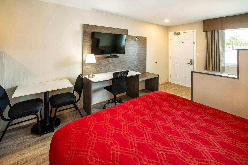 Postel nebo postele na pokoji v ubytování Econo Lodge Inn & Suites
