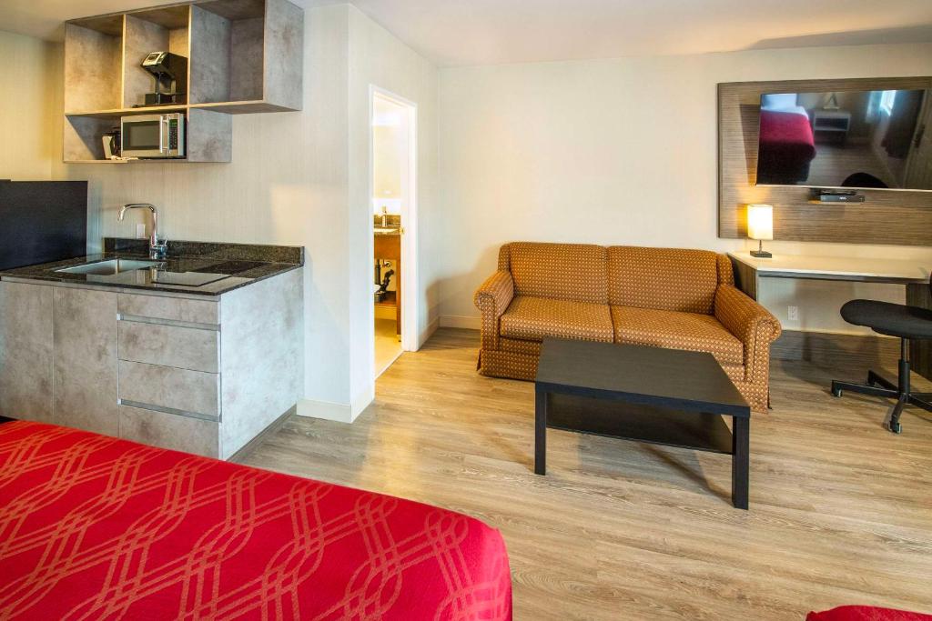 Kuchyň nebo kuchyňský kout v ubytování Econo Lodge Inn & Suites