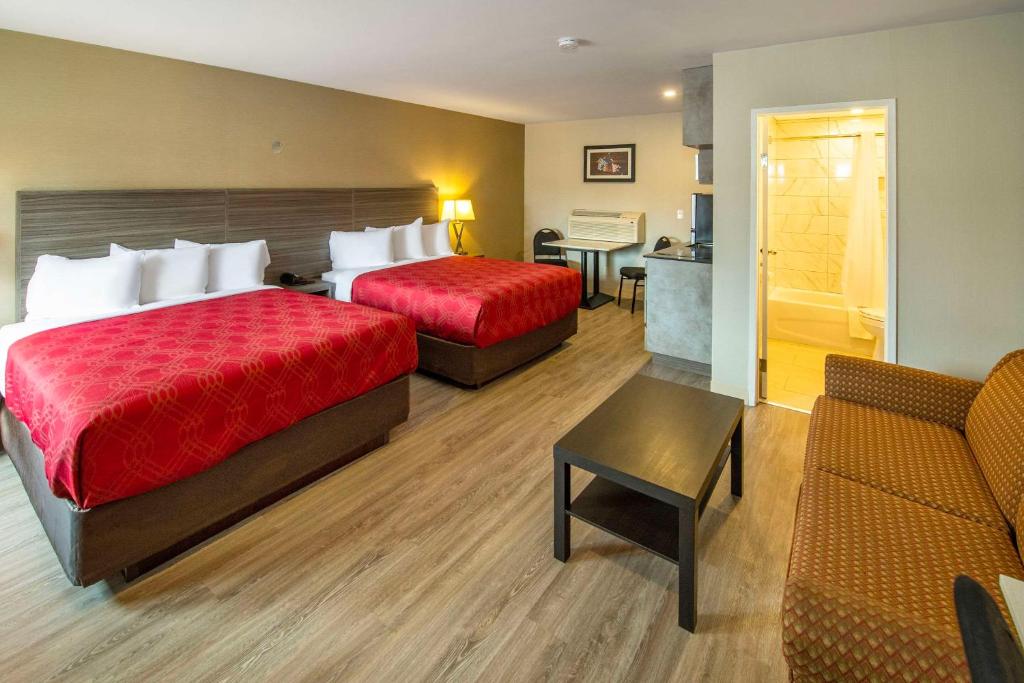 Postel nebo postele na pokoji v ubytování Econo Lodge Inn & Suites