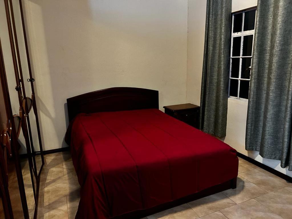 una camera con un letto con una coperta rossa di Villa by V a Grande Gaube