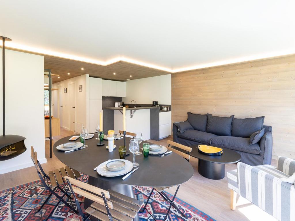 a living room with a table and a couch at Appartement Courchevel, 3 pièces, 5 personnes - FR-1-568-30 in Courchevel