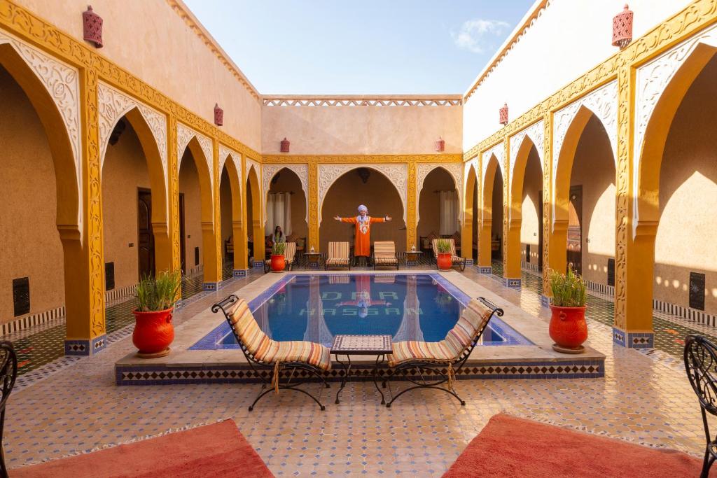 un cortile con piscina in un edificio di Dar Hassan Merzouga a Merzouga