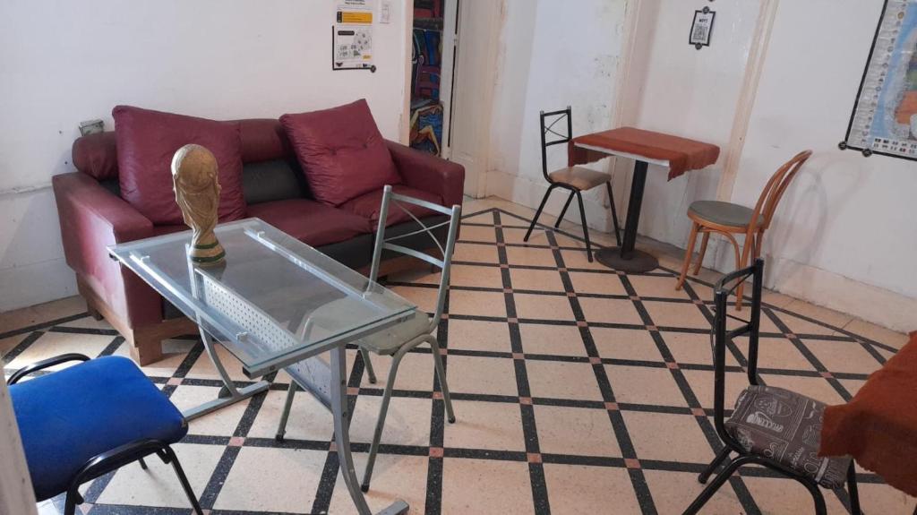 un soggiorno con divano, sedie e tavolo di Castillo a Buenos Aires