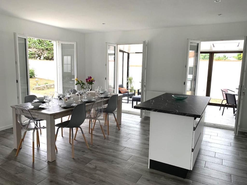 Una cocina y un comedor con mesa y sillas. en Villa Saint Mart, en Saint-Martin-de-Ré