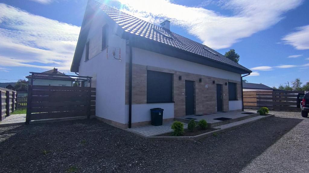 Willa Kier dom bliźniak 7-osobowy ZE STREFĄ BASENOWĄ w miejscowości Chocznia NIEDALEKO ZATORU I ENERGYLANDII - Three-Bedroom Apartment