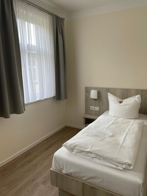 Postel nebo postele na pokoji v ubytování Hotel Adler