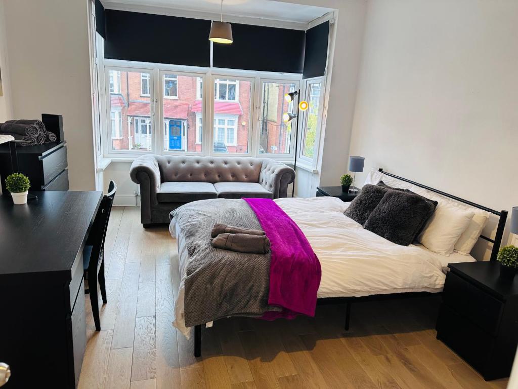 Large Double En-suite Bedroom in a House in London, Private Parking & Garden, 2 minute walk from underground, Free Wi-Fi