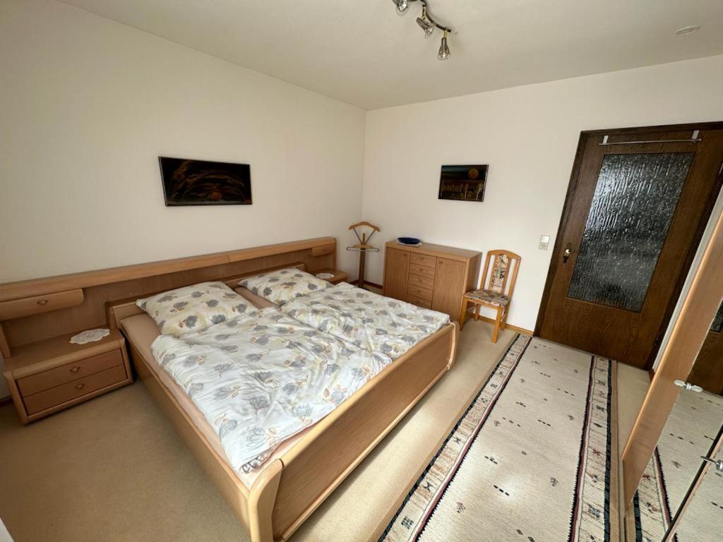 1 dormitorio con 1 cama en una habitación con puerta en Ferienwohnung Schömberg en Schömberg