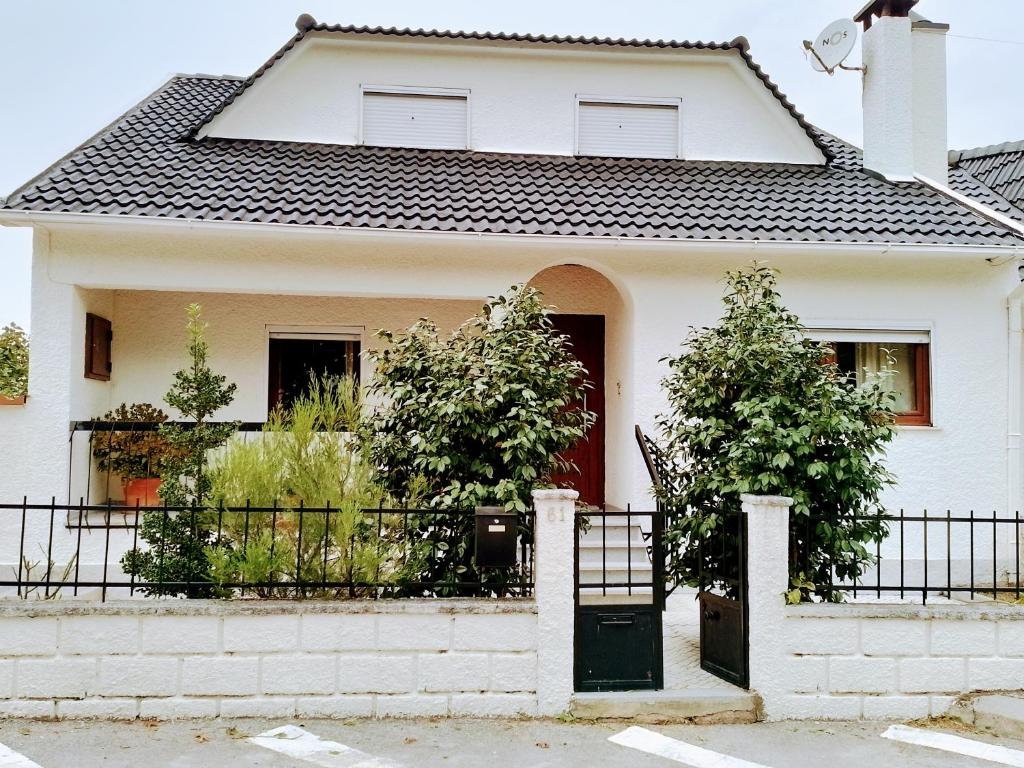 een wit huis met een rode deur bij Casa dos Quatro Irmãos in Gouveia