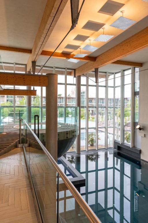 Bazén v ubytování Aqualux Hotel Spa Suite & Terme nebo v jeho okolí