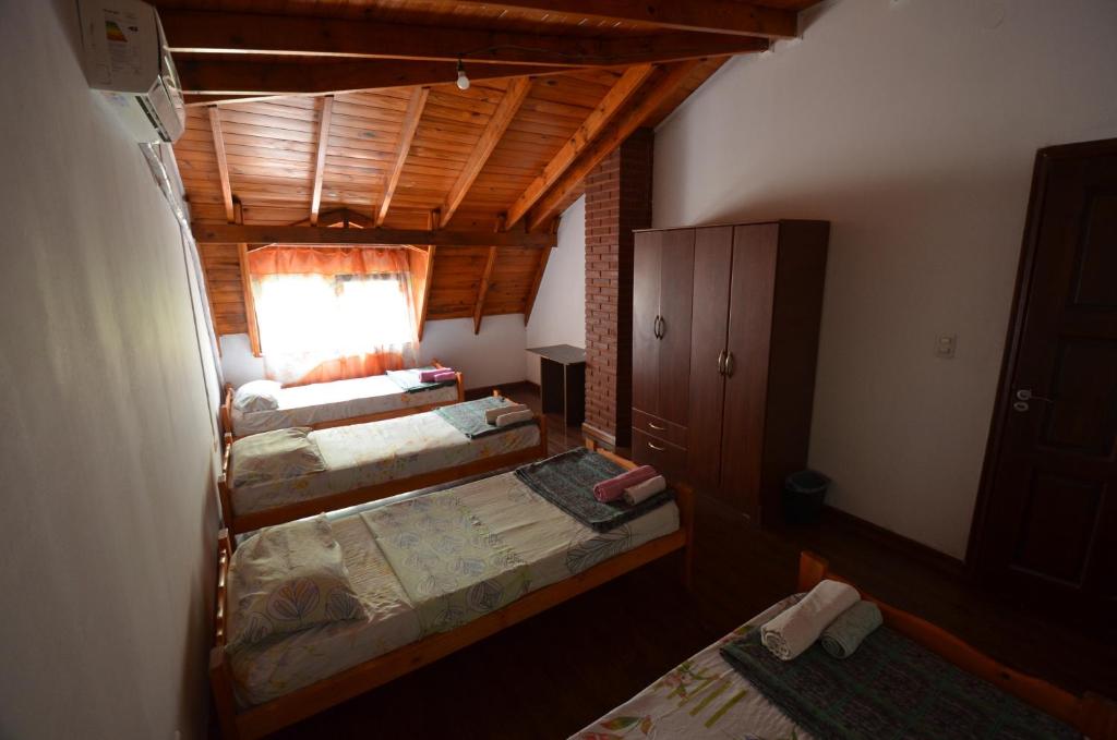 a bedroom with two bunk beds and a window at Hostel Aeropuerto Ezeiza in Monte Grande