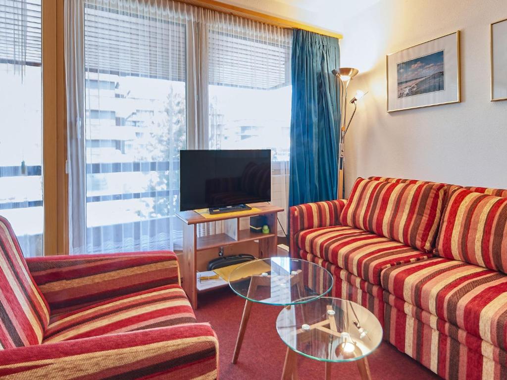 - un salon avec un canapé et une télévision dans l'établissement Apartment Arzinol 106 by Interhome, à Les Collons