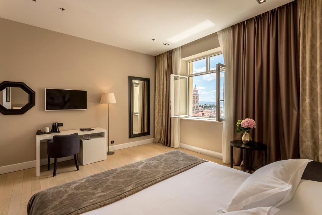 Posteľ alebo postele v izbe v ubytovaní Cornaro Hotel