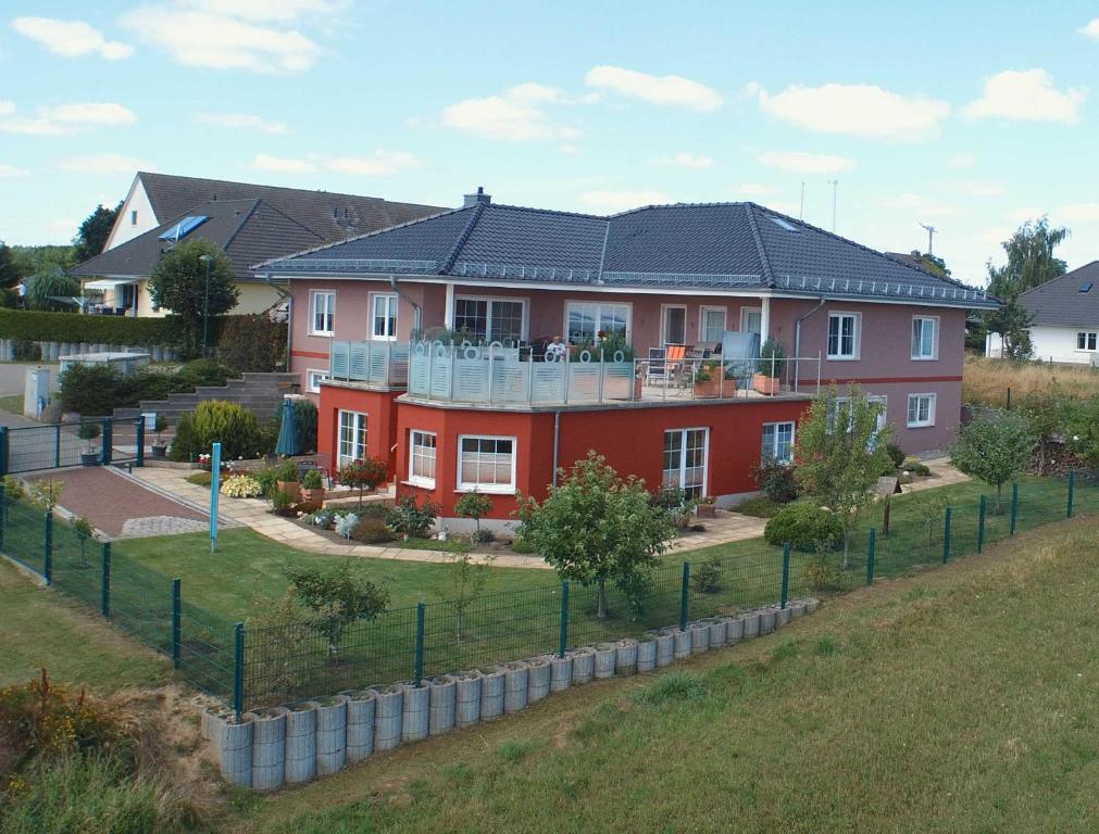 uma grande casa vermelha com um telhado preto em Meutzner Hohendorf Wolgast em Hohendorf