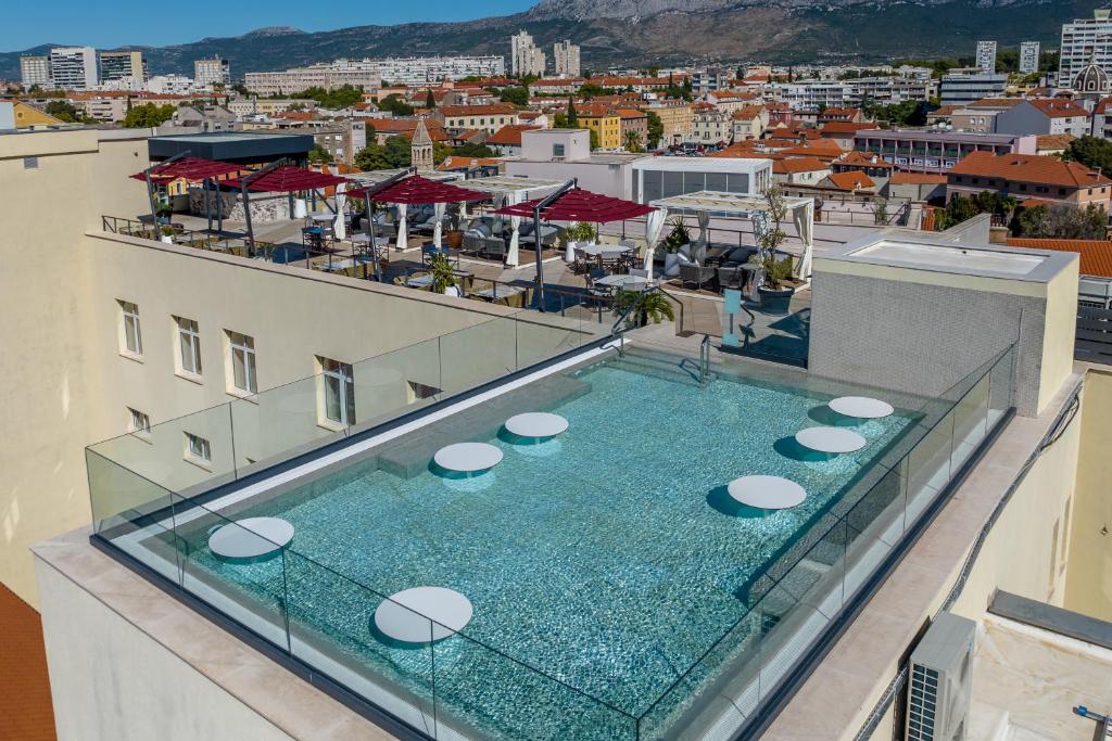 Bazén v ubytovaní Cornaro Hotel alebo v jeho blízkosti