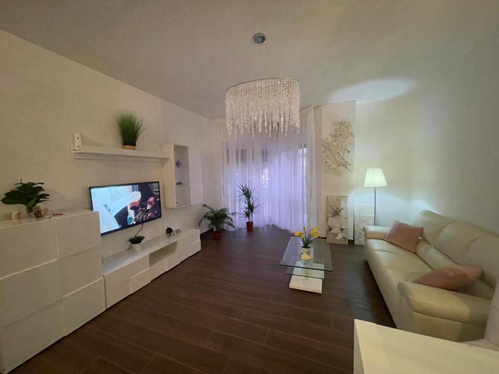 ein Wohnzimmer mit einem Sofa und einem TV in der Unterkunft Bellissimo appartamento in centro a Sesto Calende in Sesto Calende