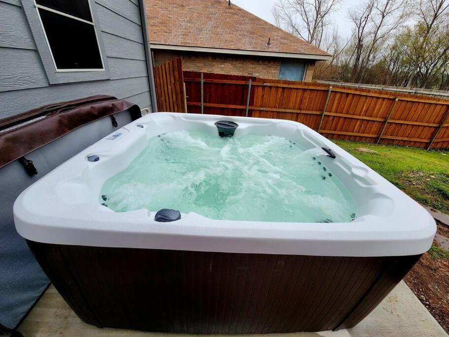 bañera grande en un patio en Hot Tub! 4BR 3BA Modern, newly remodeled, 16 ppl, en McKinney