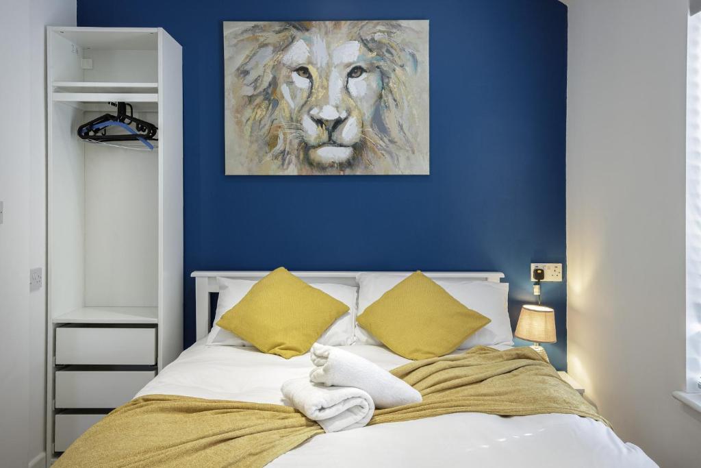 ein Schlafzimmer mit einem Bett mit einem Löwengemälde in der Unterkunft Blackpool Abode - 20 Bairstow Street in Blackpool
