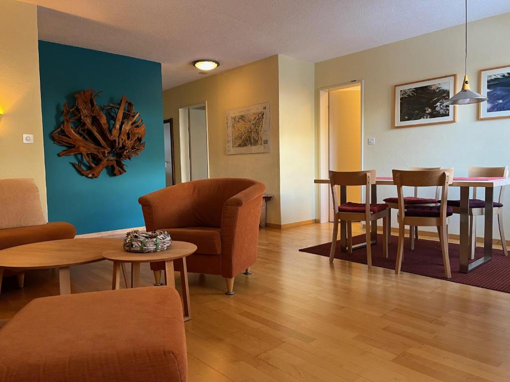 - un salon avec des chaises et une table ainsi qu'une salle à manger dans l'établissement 2205 Schoen eingerichtete Wohnung mit stilvollem Flair, à Vulpera