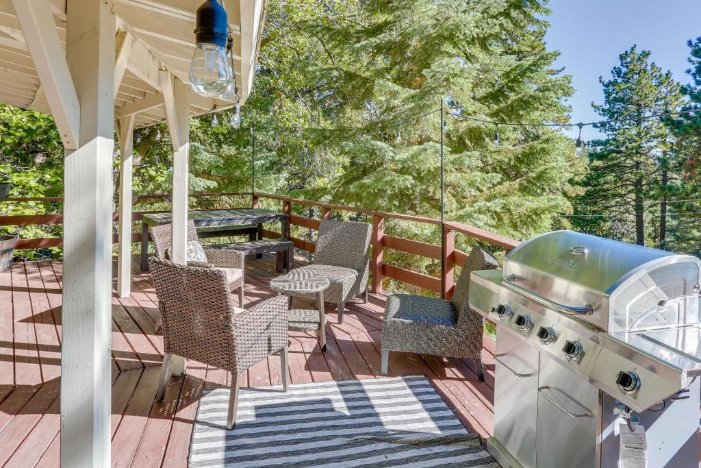 Running Springs Cabin Rental with Large Deck and Grill, Running Springs