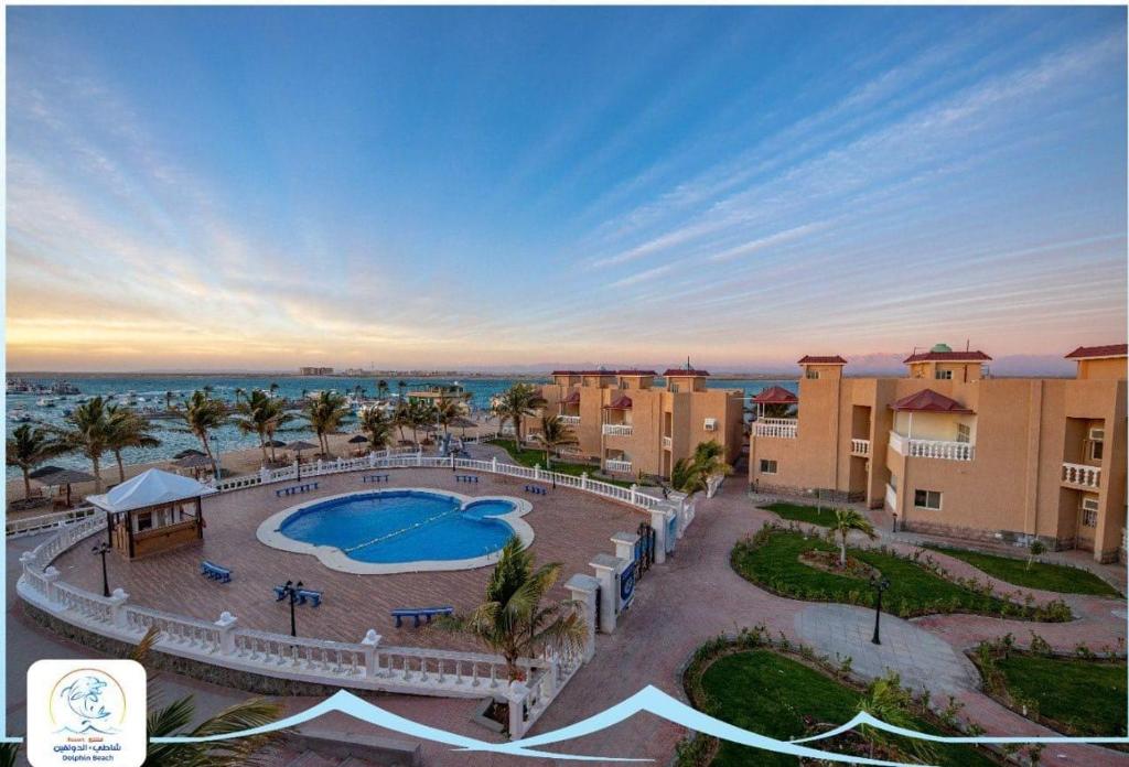 einen Luftblick auf einen Pool in einem Resort in der Unterkunft منتجع شاطئ الدولفين للإيواء السياحي in Yanbu