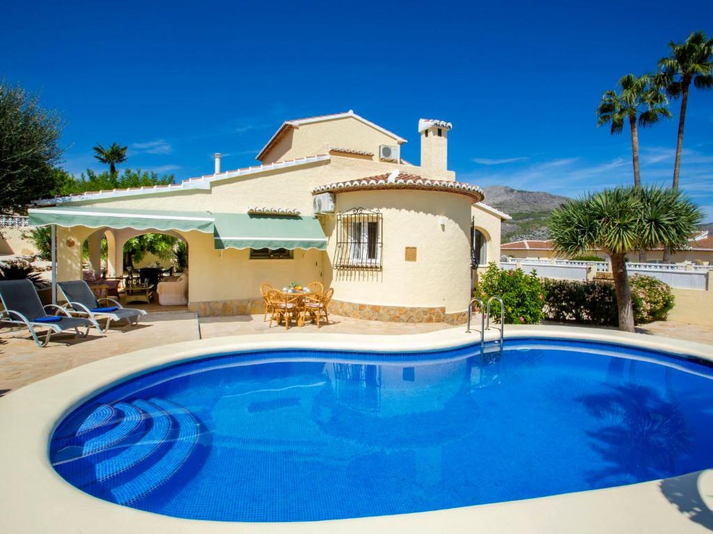een groot zwembad voor een huis bij Holiday Home Villa Passera by Interhome in Orba
