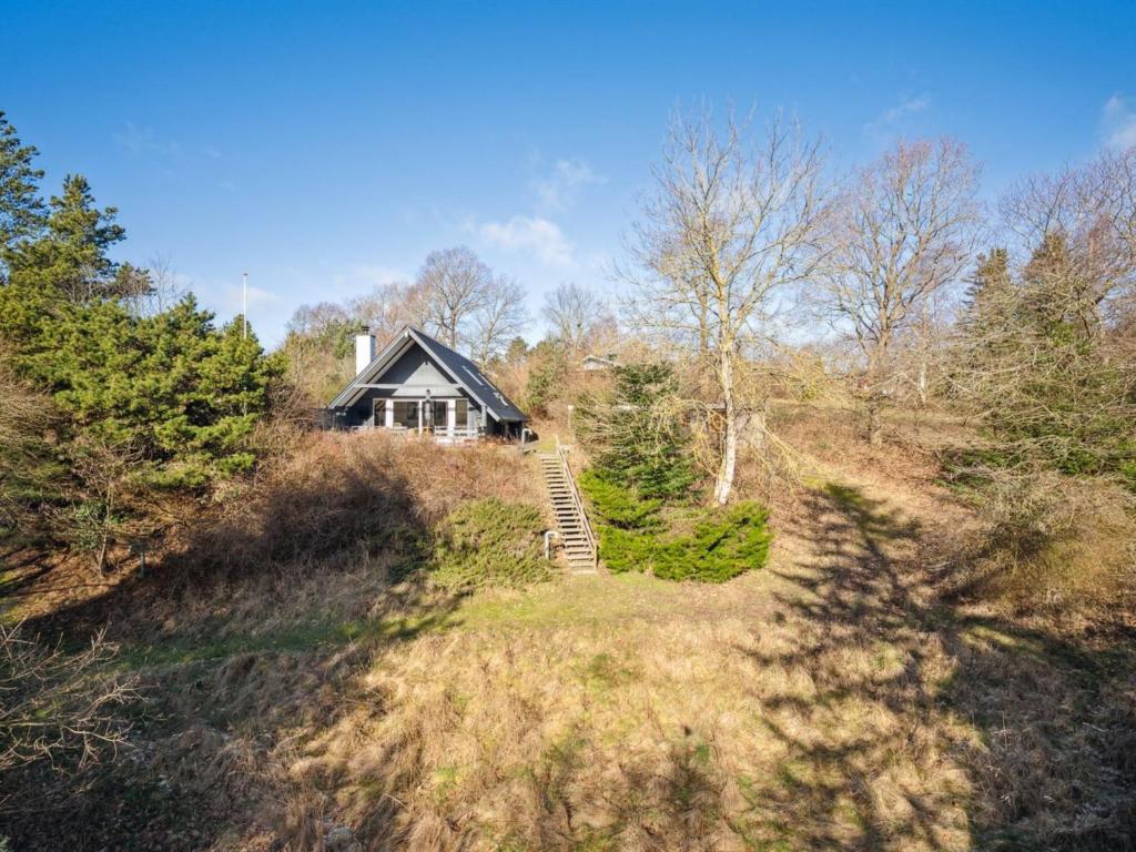 ein kleines Haus auf einem Hügel im Wald in der Unterkunft Holiday Home Aya - 1-2km from the sea in Djursland and Mols by Interhome in Ebeltoft