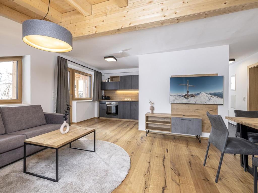 un soggiorno con un divano e un tavolo di Apartment Penthouse small 18 by Interhome a Söll