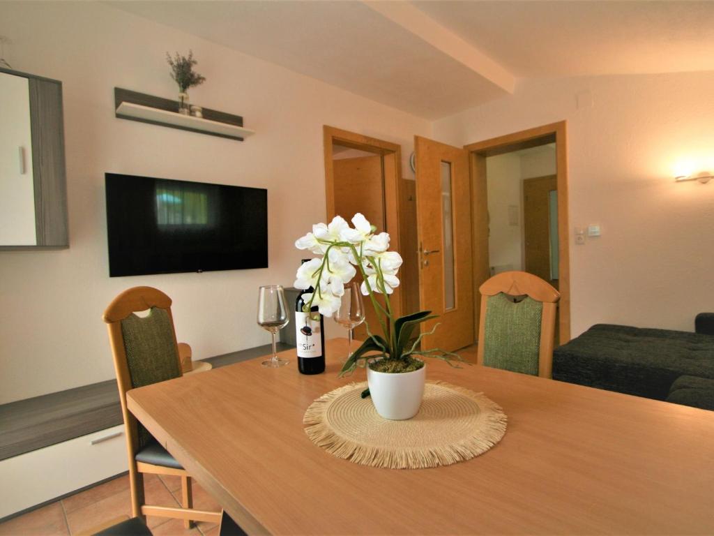 TV a/nebo společenská místnost v ubytování Apartment Franz by Interhome