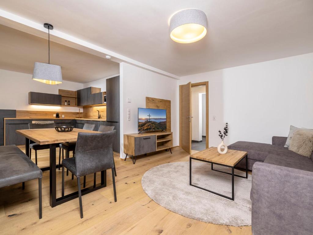 Ruang duduk di Apartment Superior Bergblick 11 by Interhome