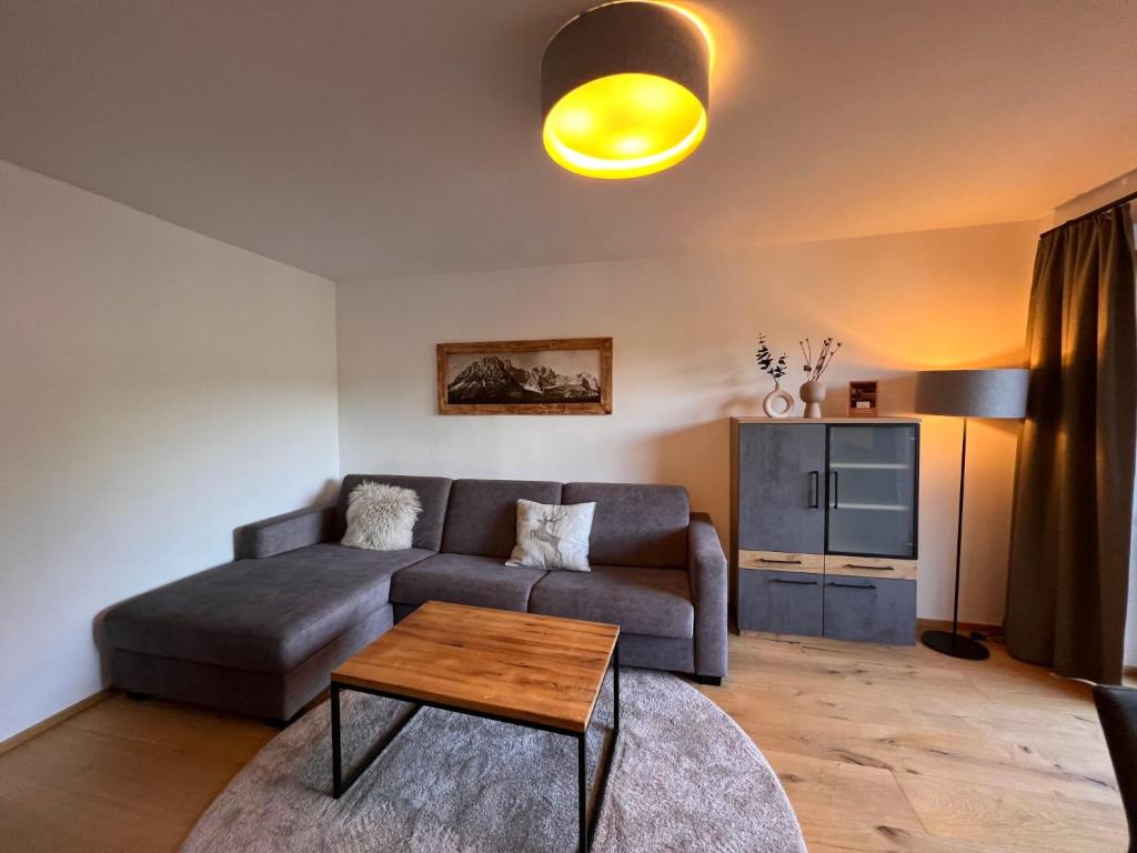 un soggiorno con un divano e un tavolo di Apartment Superior Bergblick 12 by Interhome a Söll