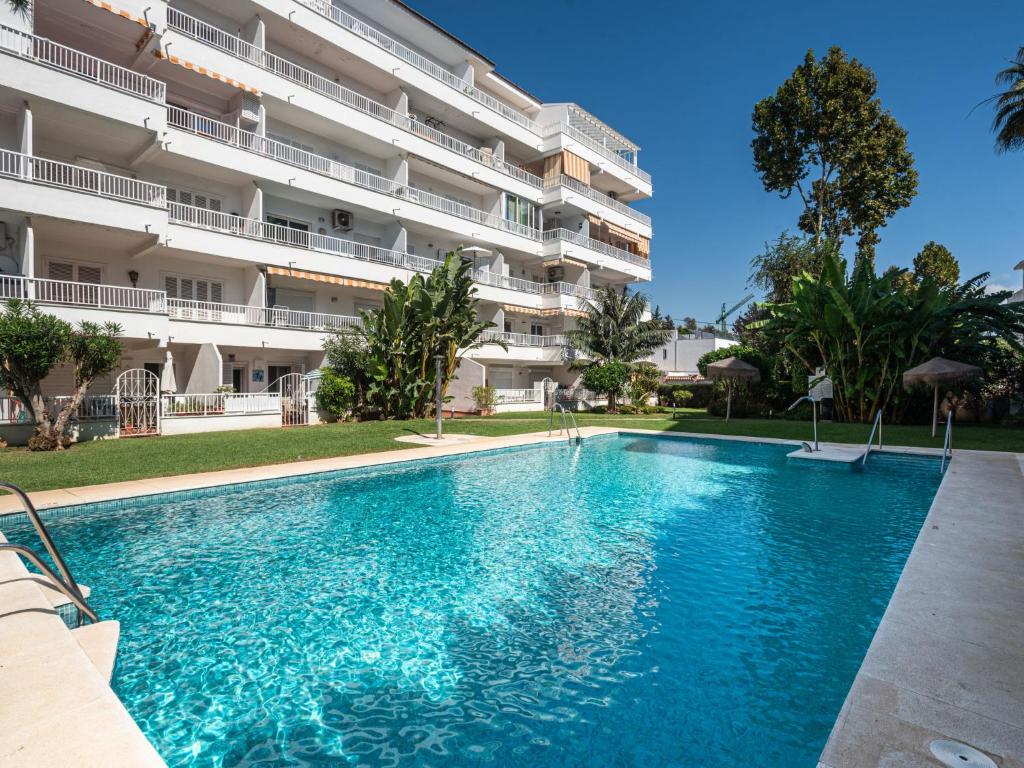 uma piscina em frente a um edifício em Apartment Sol de Marbella by Interhome em Marbella