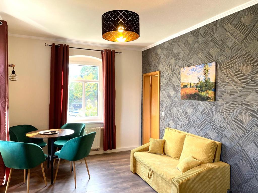 een woonkamer met een bank en een tafel bij Apartment Pumphut by Interhome 