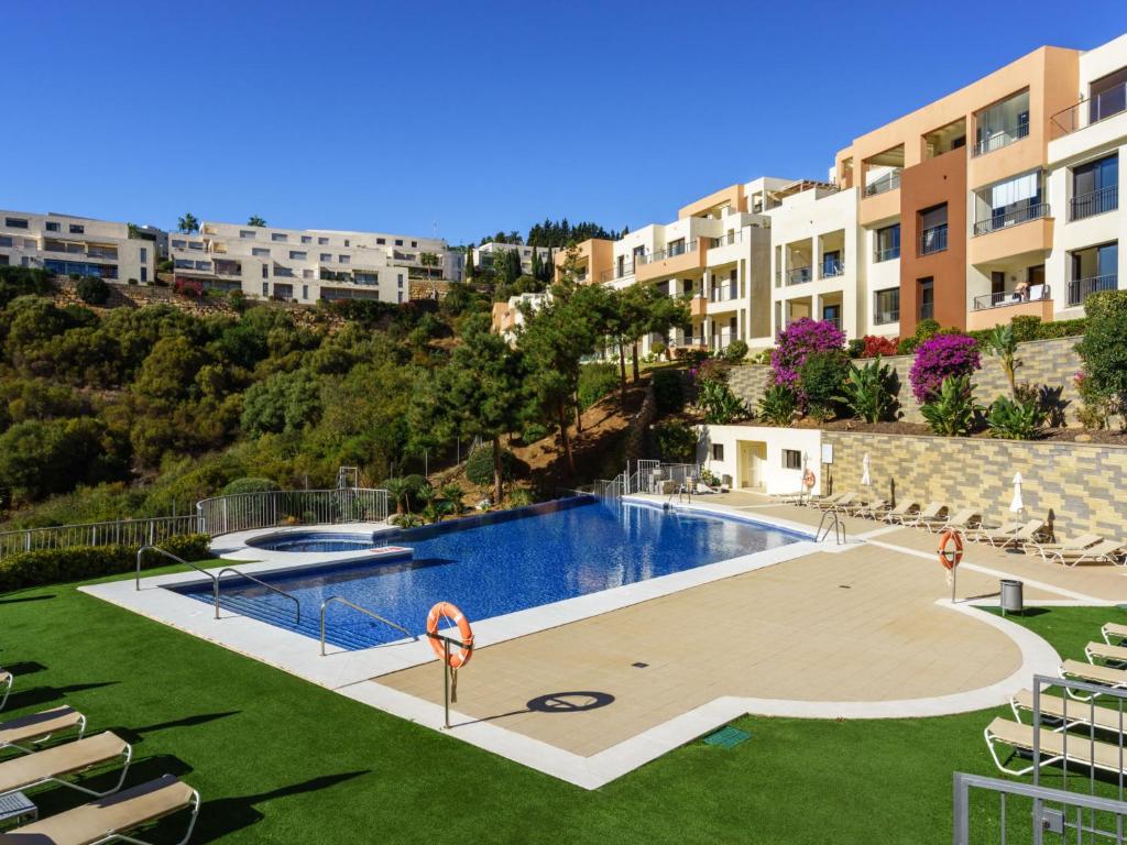 una imagen de una piscina en un complejo en Apartment Cielo y mar Samara-2 by Interhome, en Marbella