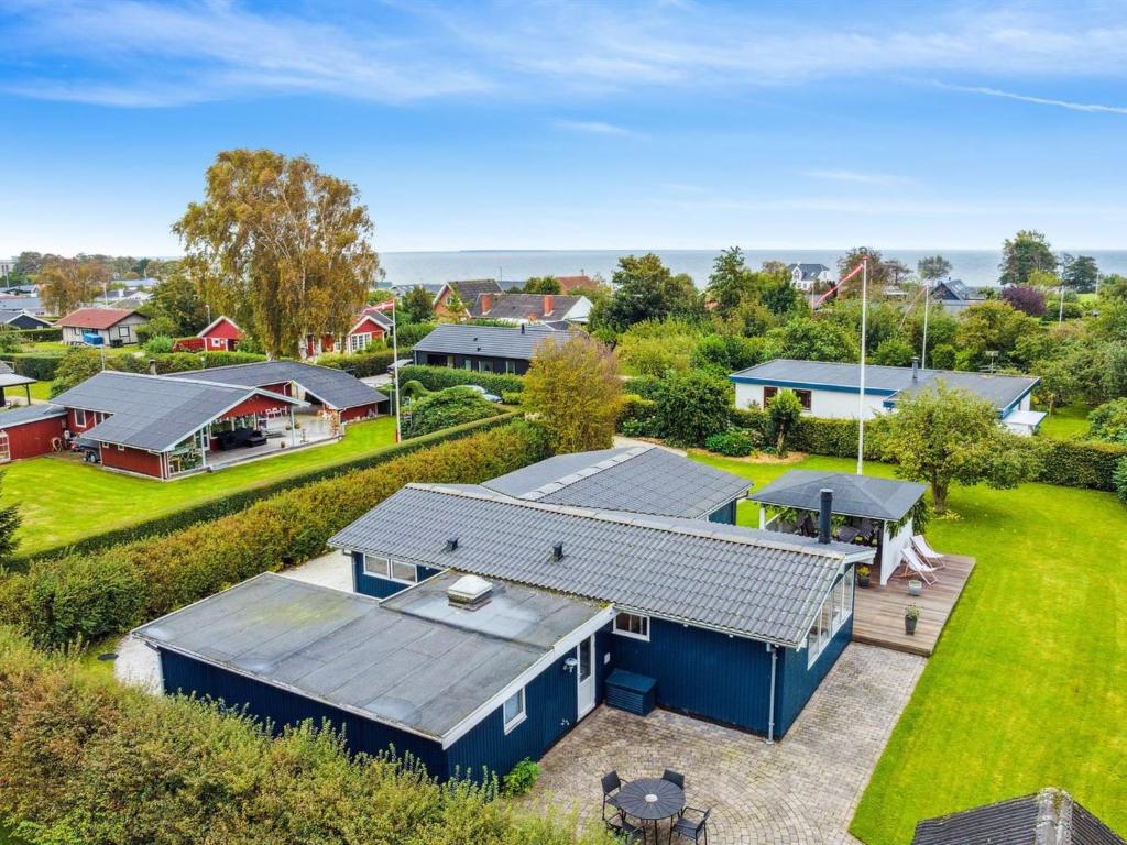 una vista aérea de una casa con patio en Holiday Home Ilsebil - 250m from the sea in SE Jutland by Interhome, en Juelsminde
