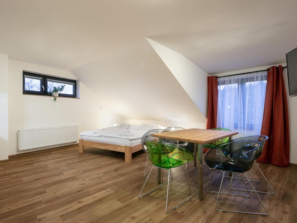 Habitación con mesa, sillas y cama en Apartment U Kabinky 4-2 by Interhome, en Janske Lazne