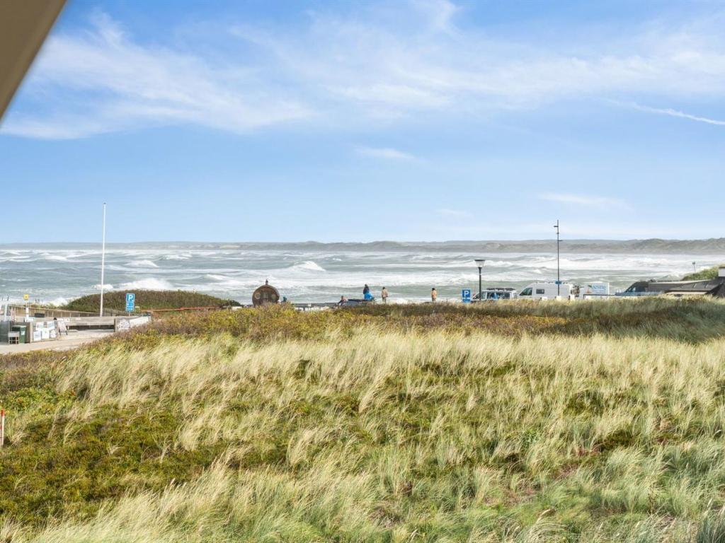 uma vista para uma praia com o oceano ao fundo em Holiday Home Unge - 75m from the sea in NW Jutland by Interhome em Torsted
